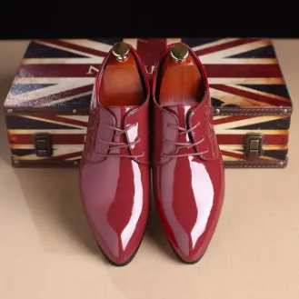 Elegante Herren-Schnrschuhe mit spitzer Kappe fr den Sommer