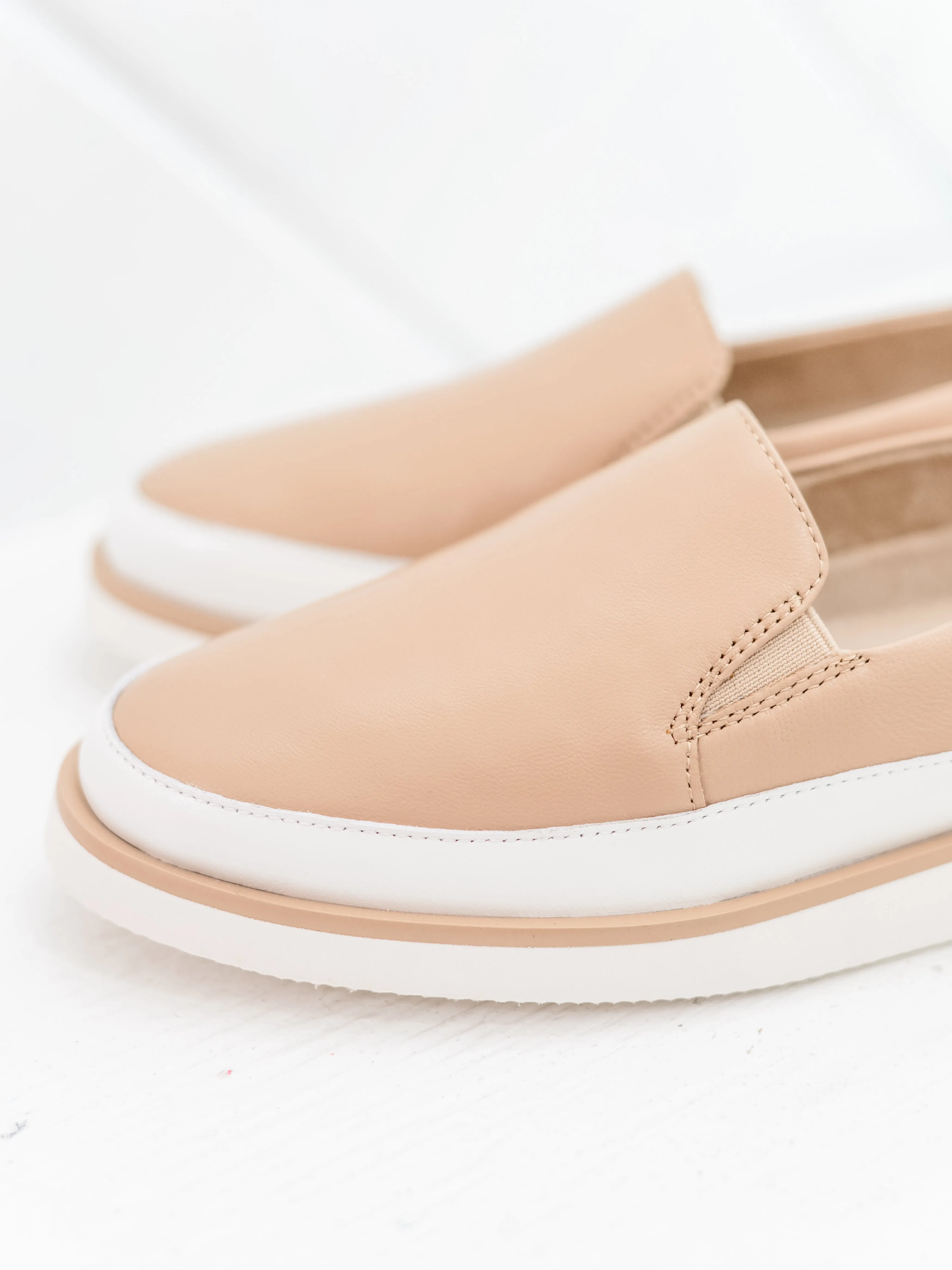 Quin in Ecru/White by Vaneli